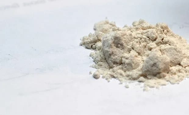 Off-white guar gum powder