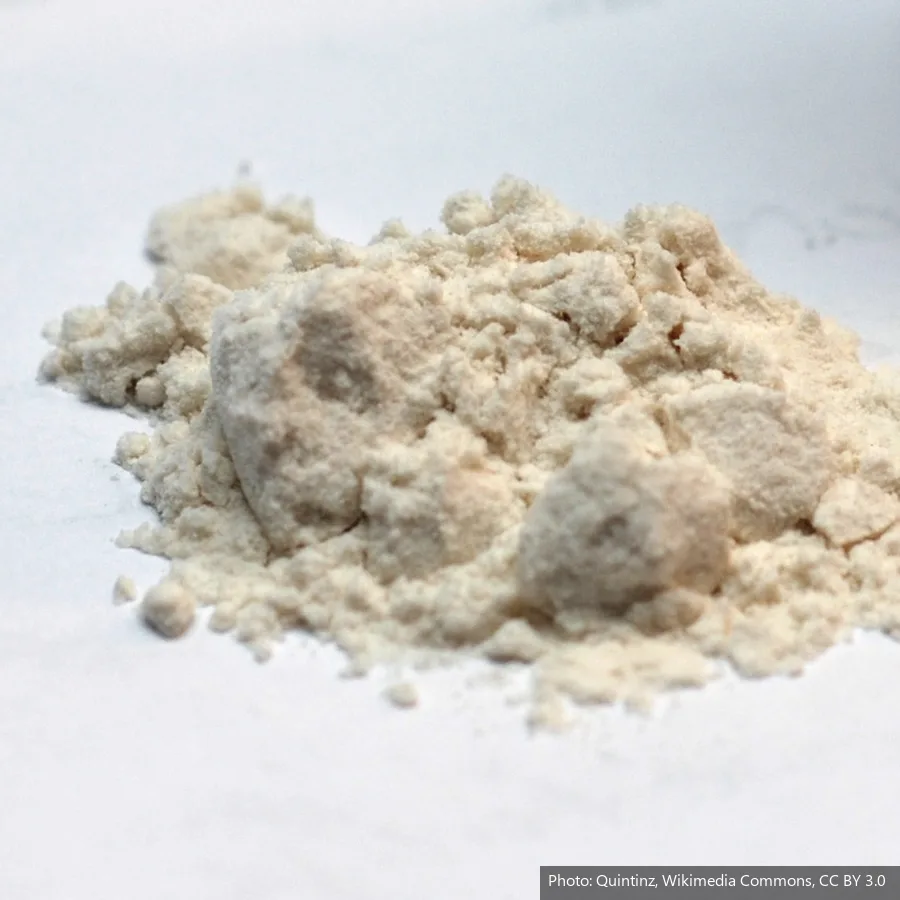 Off-white guar gum powder
